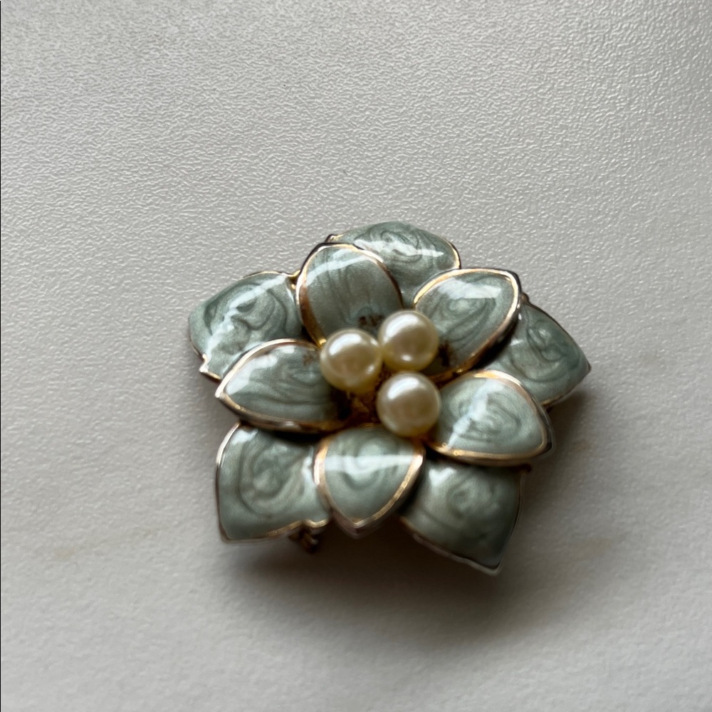 Elegant vintage Floral Brooch with Pearls